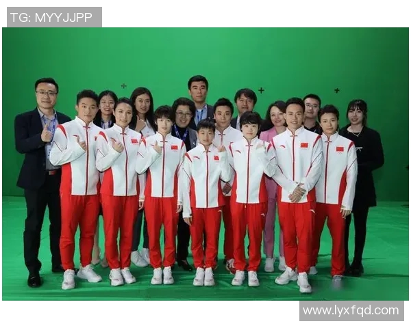 足球明星与影视巨星同框合影展现运动与艺术的完美融合